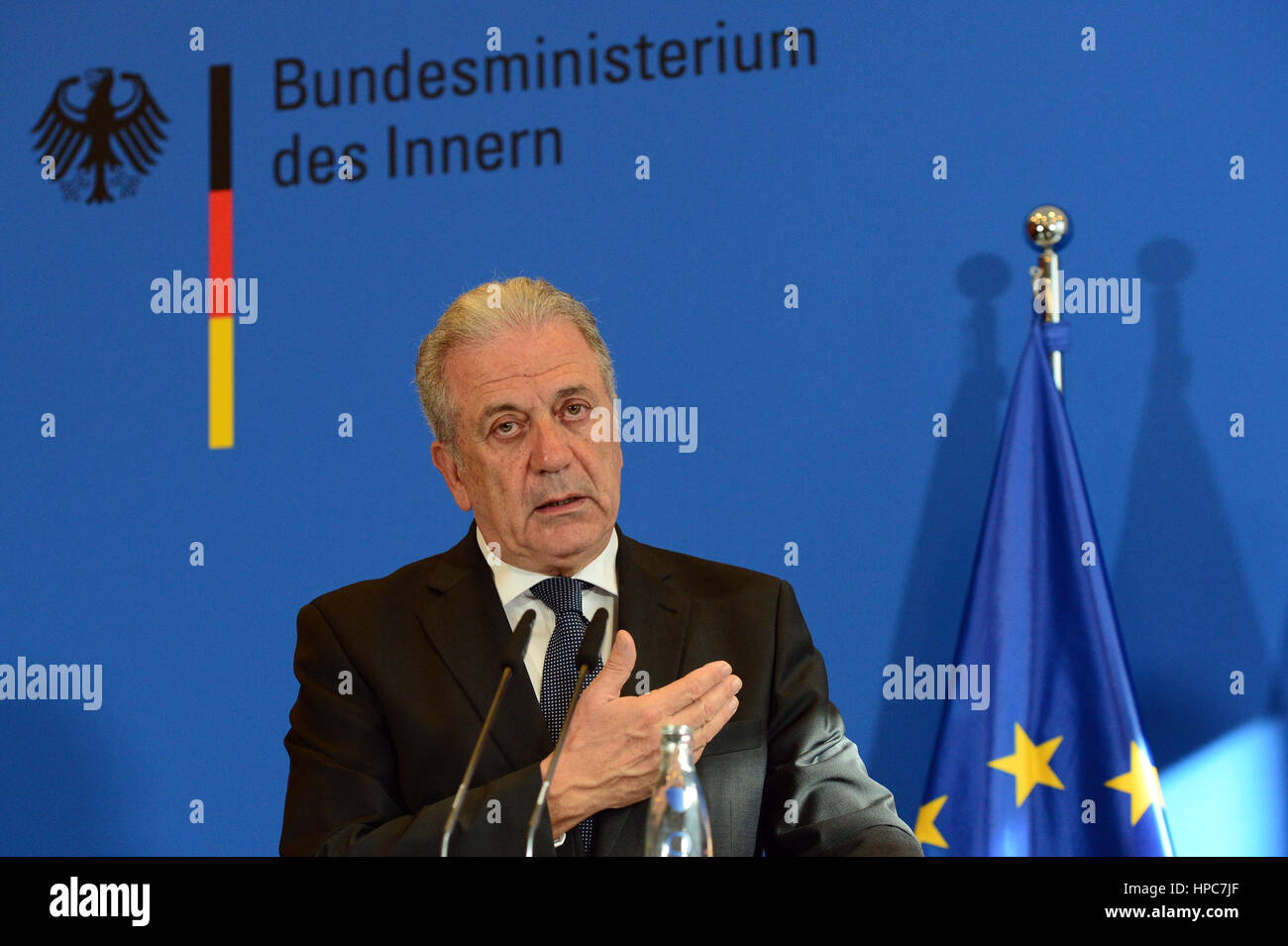 Berlin, Deutschland. 21. Februar 2017. EU-Kommissar Dimitris Avramopoulos spricht auf einer Pressekonferenz über Migration und Sicherheit in Berlin, Deutschland am 21. Februar 2017. Foto: Maurizio Gambarini/Dpa/Alamy Live News Stockfoto