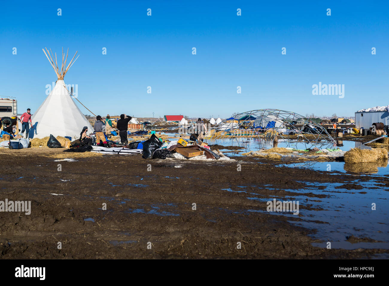 Auf 20. Februar 2017 Wasser Protektoren in Standing Rock, North Dakota, deren Bereinigung Bemühung fortsetzte und versucht, eine Erweiterung von vertrieben aus dem Oceti Sakowin Lager zu verhandeln, sondern erfuhren durch das Army Corps of Engineers, dass die Bekanntmachung über die Räumung nicht ändern würde.  Hunderte von militarisierten Polizei aus verschiedenen Agenturen, einschließlich die US National Guard und Homeland Security, werden angeblich das Camp am 14:00 auf Mittwoch, 22. Februar 2017 überfallen und werden Verhaftung alle Wasser-Protektoren, die sich weigern, zu verlassen.  Foto: Cronos/Michael Nigro Stockfoto