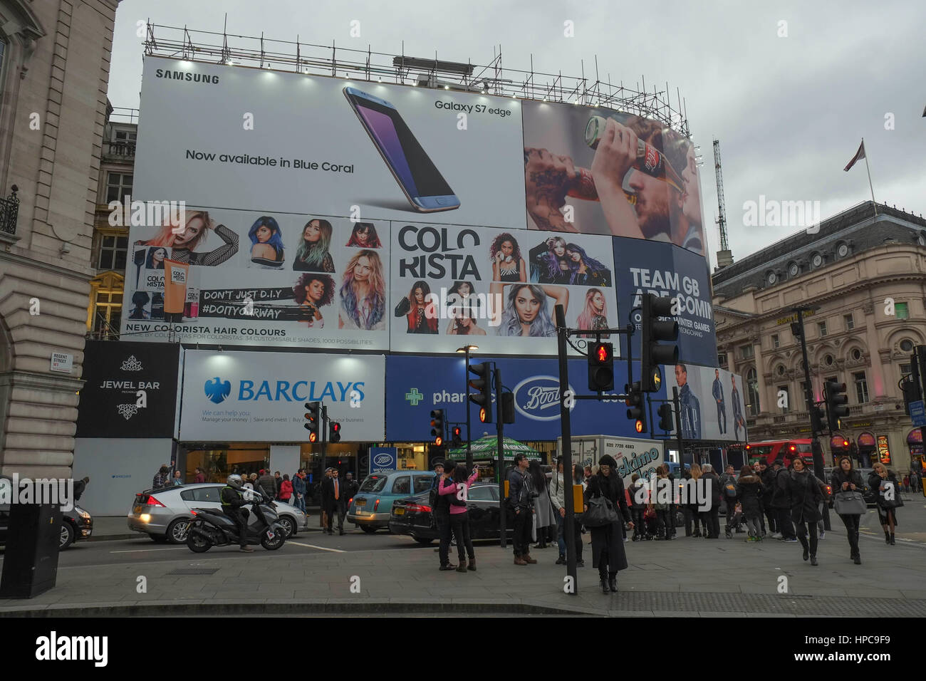 London, UK. 21. Februar 2017. Temperary Werbung Paneele decken Gerüst, während Arbeit auf dem neuen Piccadilly leuchtet weiter. Bildnachweis: Claire Doherty/Alamy Live News Stockfoto