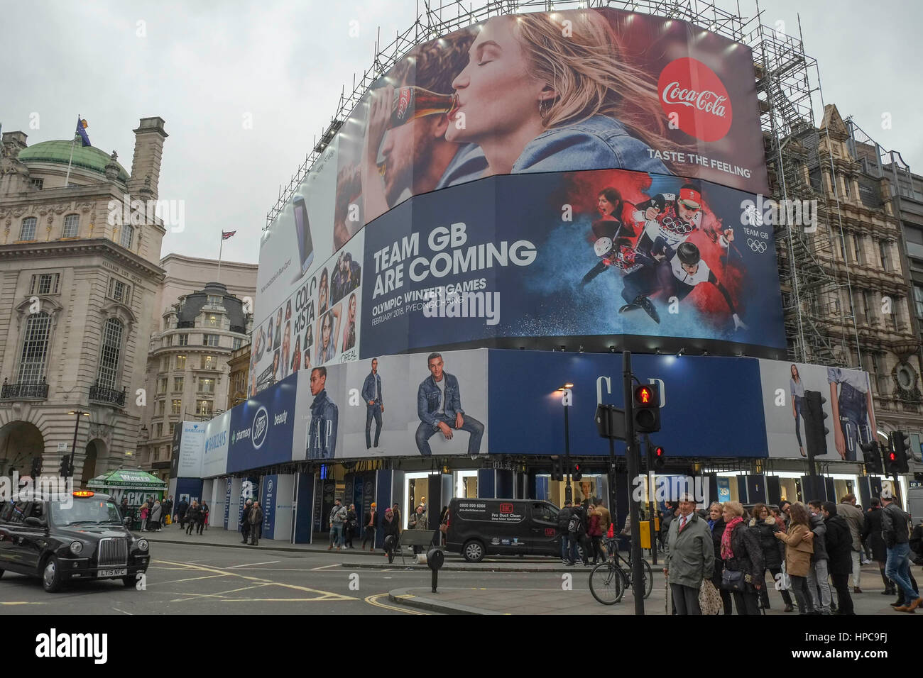 London, UK. 21. Februar 2017. Temperary Werbung Paneele decken Gerüst, während Arbeit auf dem neuen Piccadilly leuchtet weiter. Bildnachweis: Claire Doherty/Alamy Live News Stockfoto