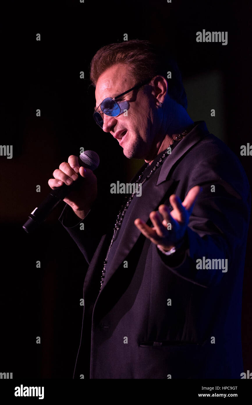 Las Vegas, USA. 20. Februar 2017.  Bono-Imitator Pavel Sfera führt während The Reel Awards im Golden Nugget Hotel & Casino in Las Vegas, Nevada, am 20. Februar 2017. Die Preisverleihung soll eine humorvolle Hommage an die Academy Awards. Stockfoto