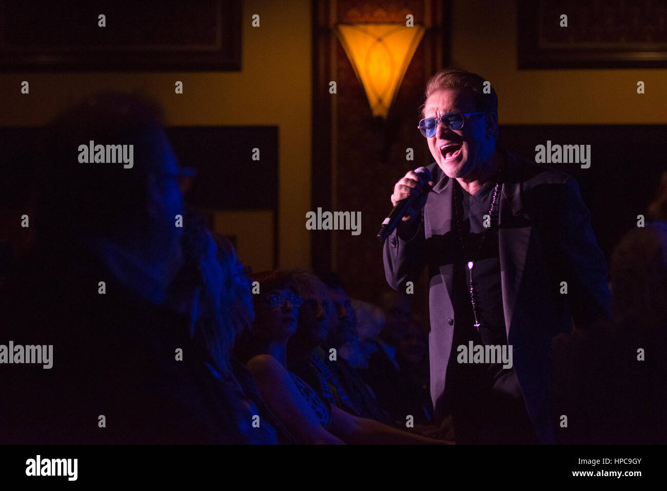 Las Vegas, USA. 20. Februar 2017.  Bono-Imitator Pavel Sfera führt während The Reel Awards im Golden Nugget Hotel & Casino in Las Vegas, Nevada, am 20. Februar 2017. Die Preisverleihung soll eine humorvolle Hommage an die Academy Awards. Stockfoto