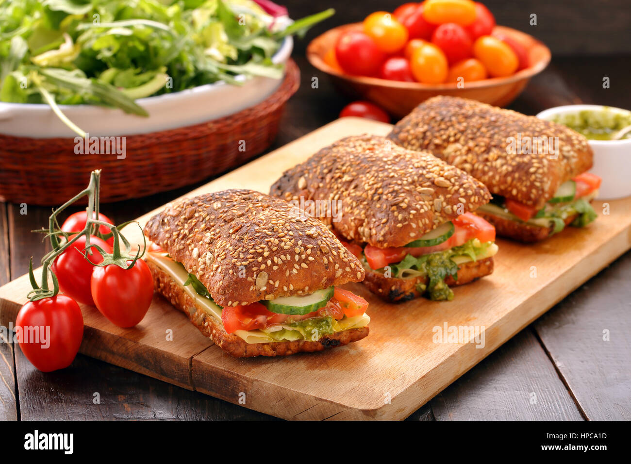 Vegetarisches Sandwich mit Pesto auf hölzernen Hintergrund Stockfoto