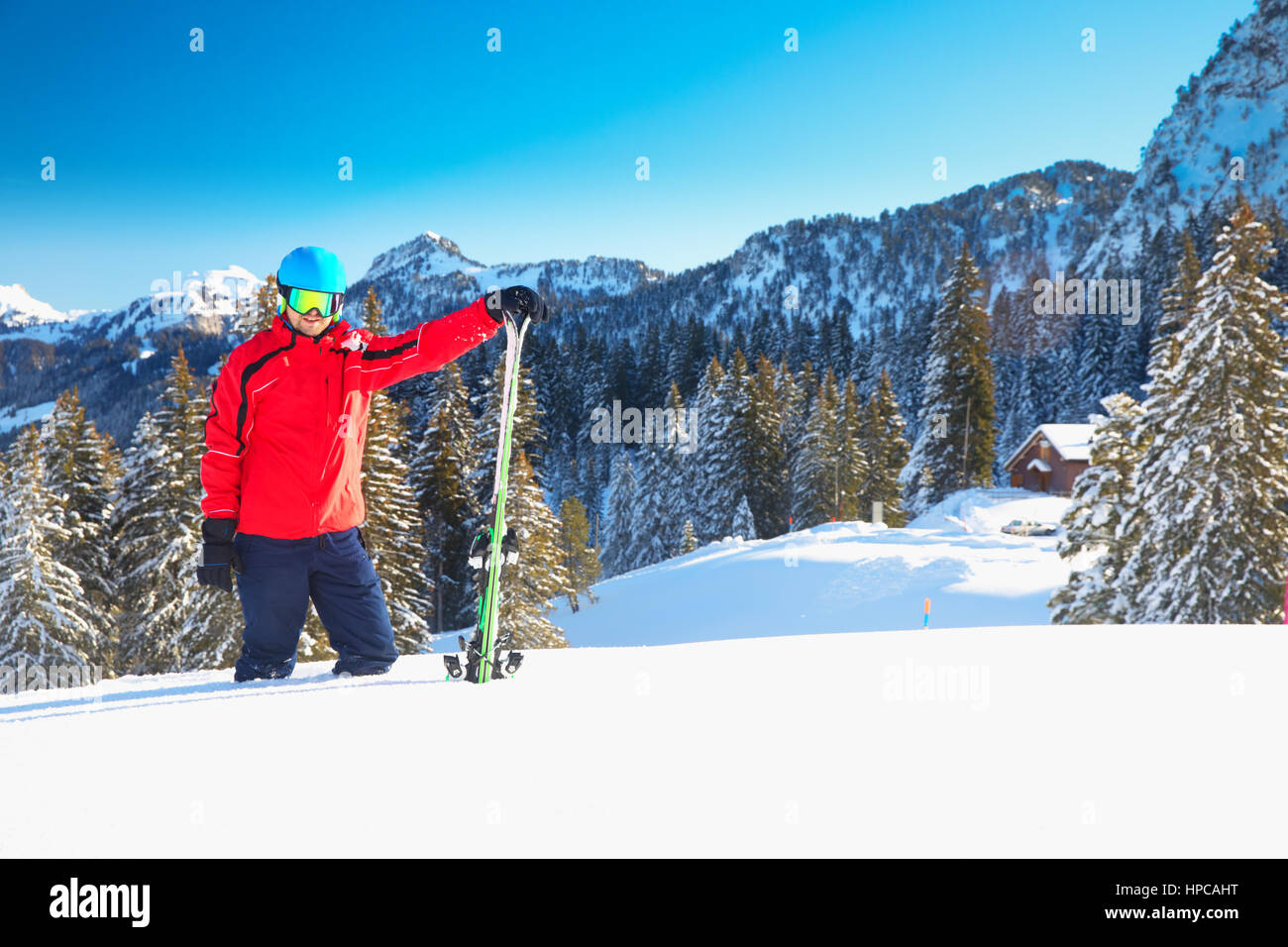 Junge attraktive kaukasischen Skifahrer mit Ski auf der Piste mit frischem Schnee in den Alpen Stockfoto
