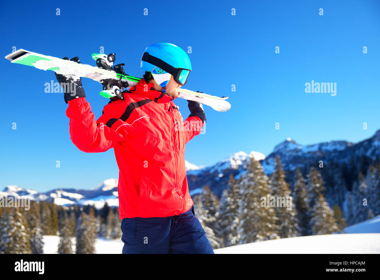 Junge attraktive kaukasischen Skifahrer mit Ski auf der Piste mit frischem Schnee in den Alpen Stockfoto