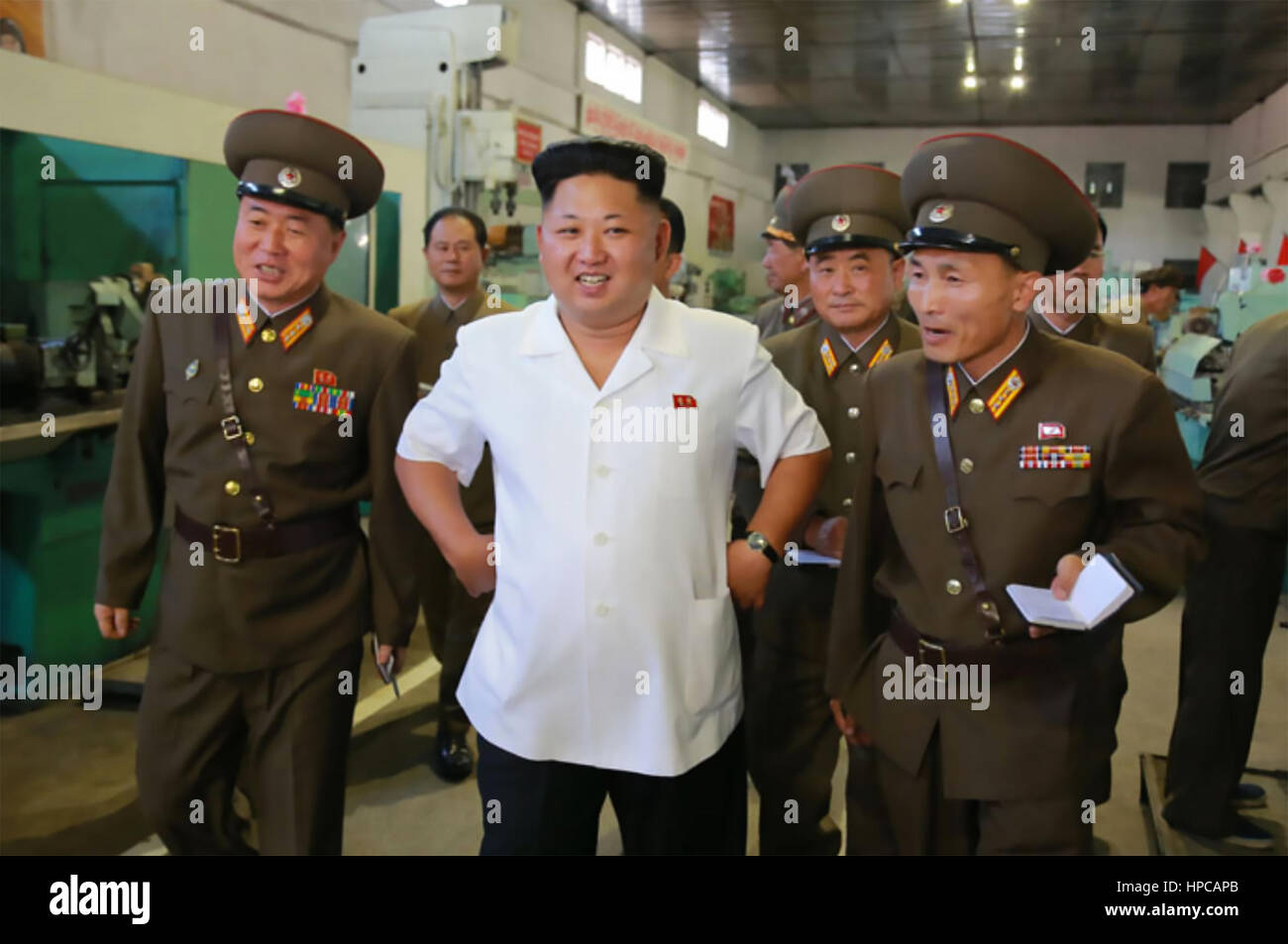 KIM JONG-UN nordkoreanischen Führer in einer Fabrik zu besuchen, in 2014.Photo: KPA Stockfoto