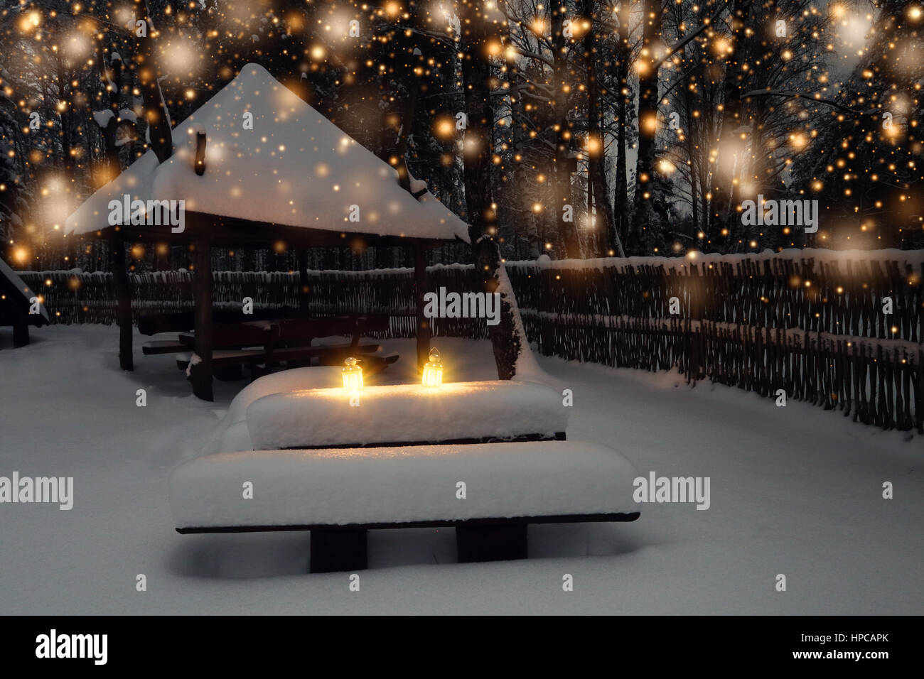 Weihnachtsbeleuchtung auf Winter Nacht Hintergrund. Verschneite Winterlandschaft. Xmas Schneefall im Park. Stockfoto