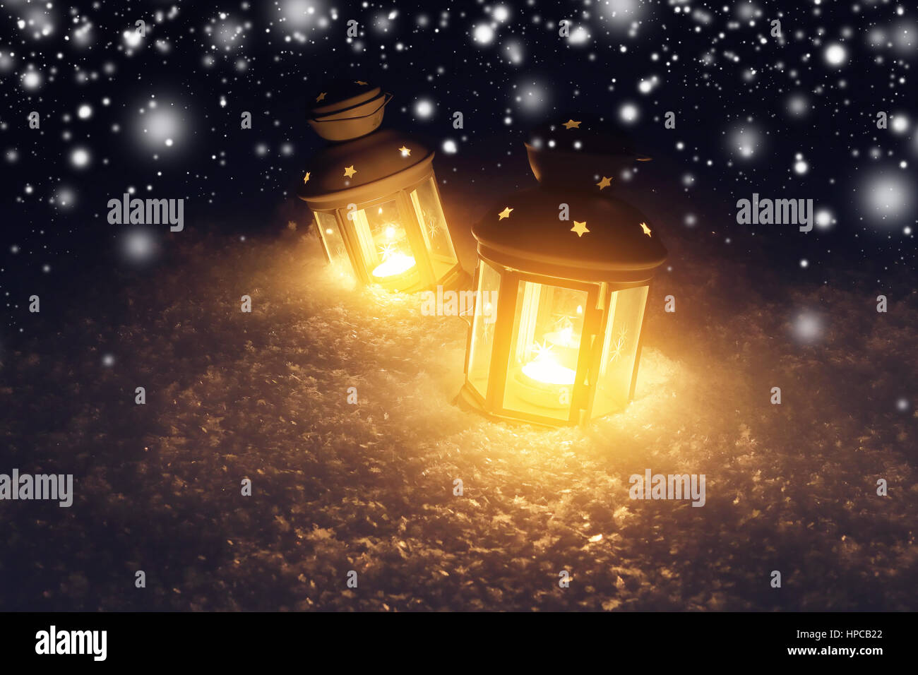 Nacht Weihnachten Hintergrund. Dekorative Leuchten auf Schnee. Weihnachtslichter Winter nachts. Neujahr-Hintergrund mit Schneeflocken. Stockfoto