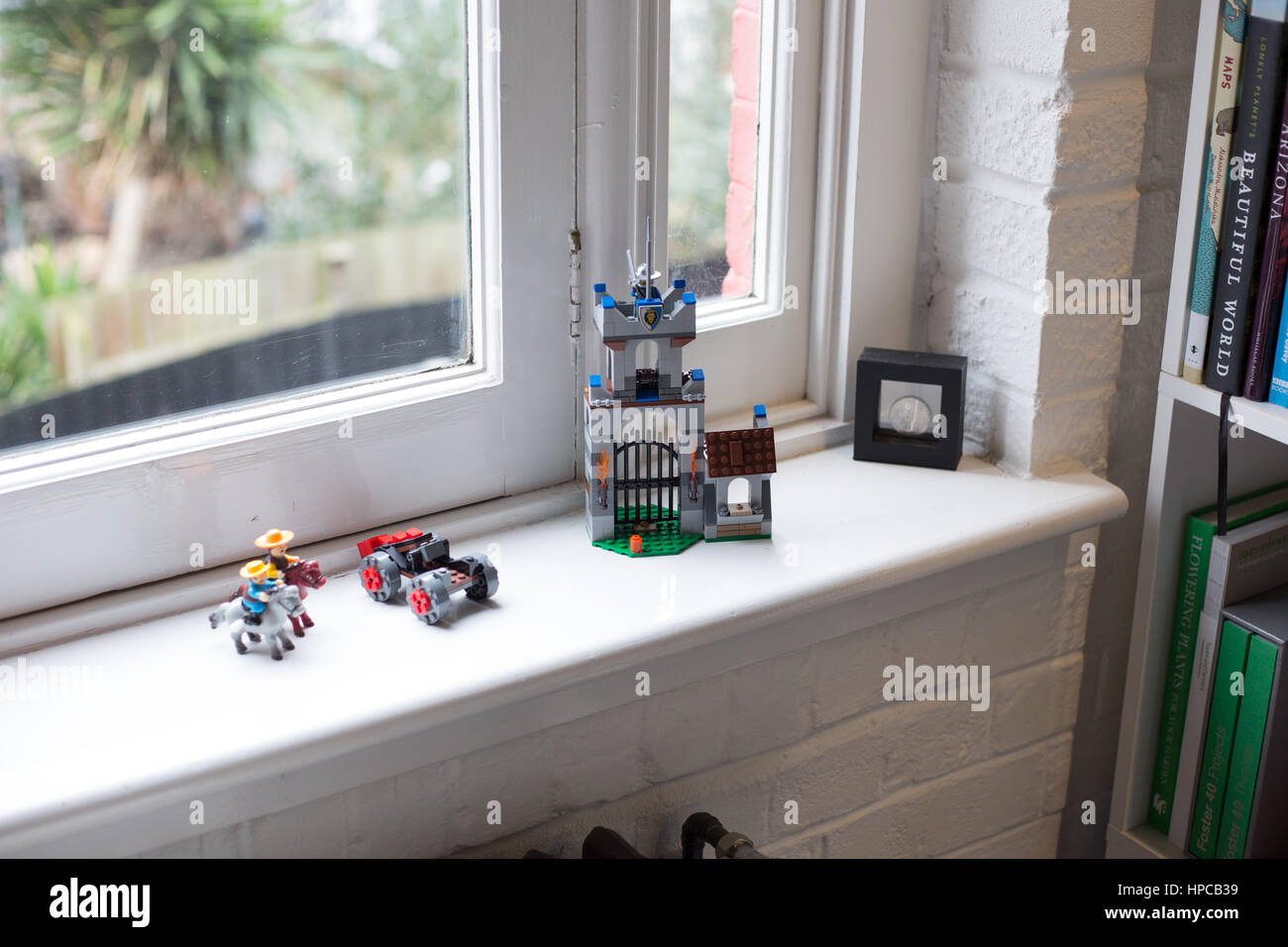 Ein lego Burg auf einer sonnigen Fensterbank im Kinderzimmer Stockfoto