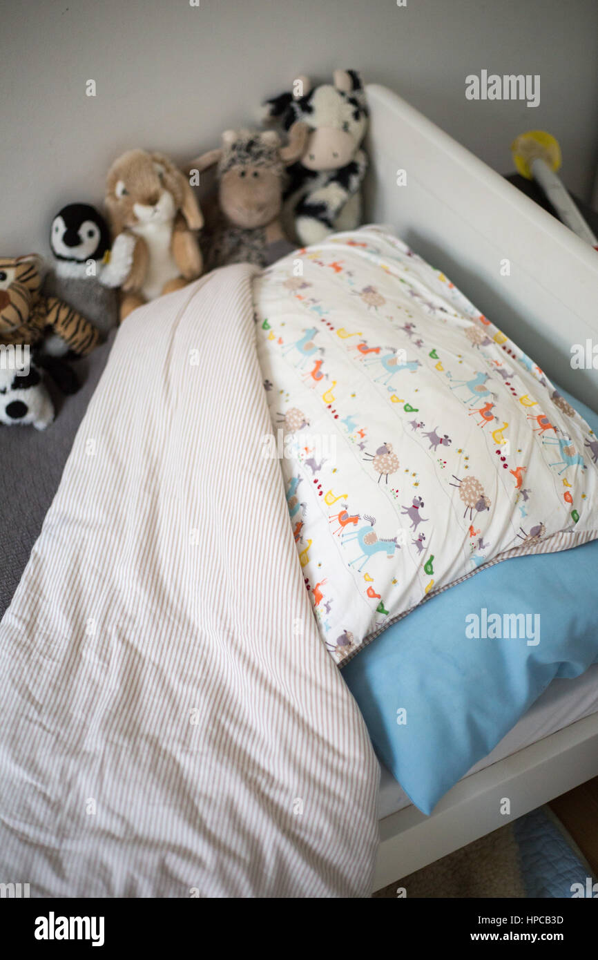 Eine moderne Kind Bett mit Plüschtiere auf es Stockfoto