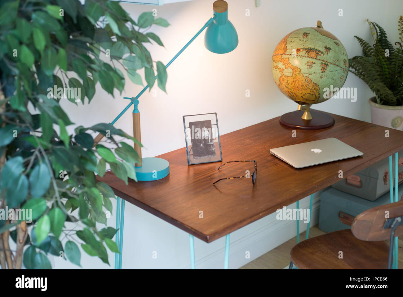 Gemütliche midcentury modern home-office Stockfoto