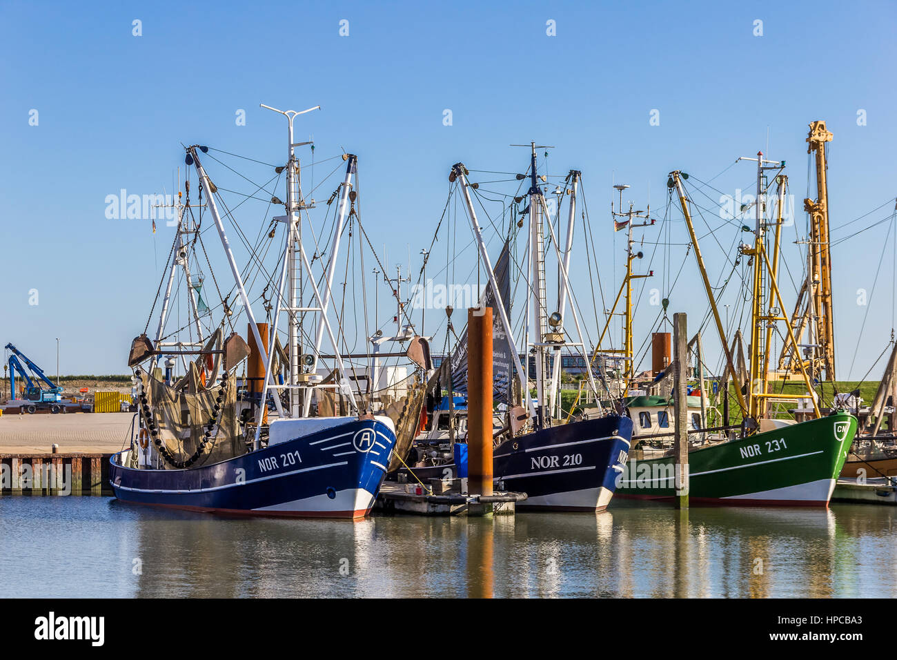 Crabbing Boote im Hafen von Greetsiel, Eastfrisia Stockfoto