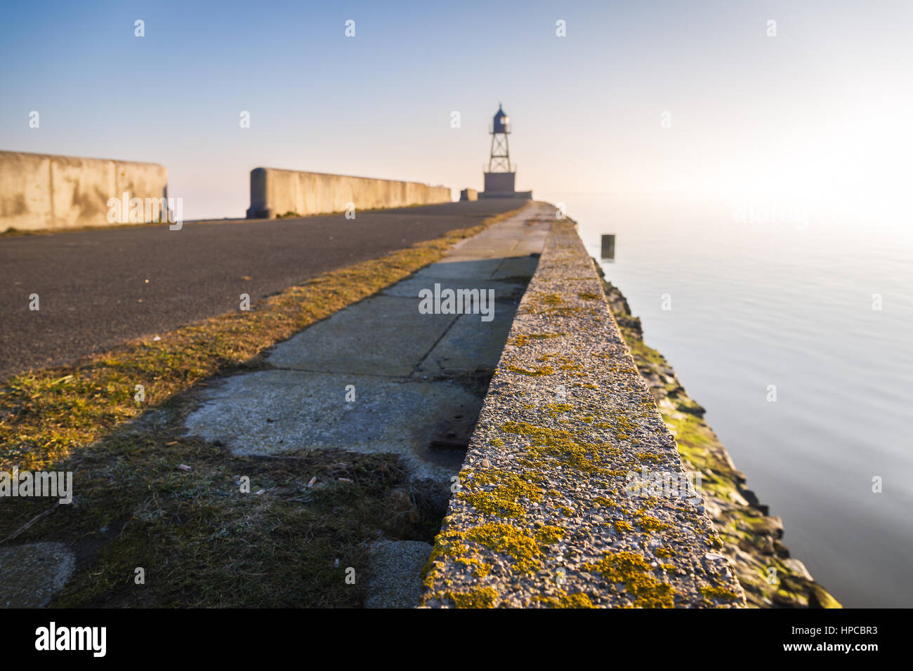 Der Maulwurf in Wilhelmshaven bei Sonnenaufgang an einem kalten Morgen Stockfoto