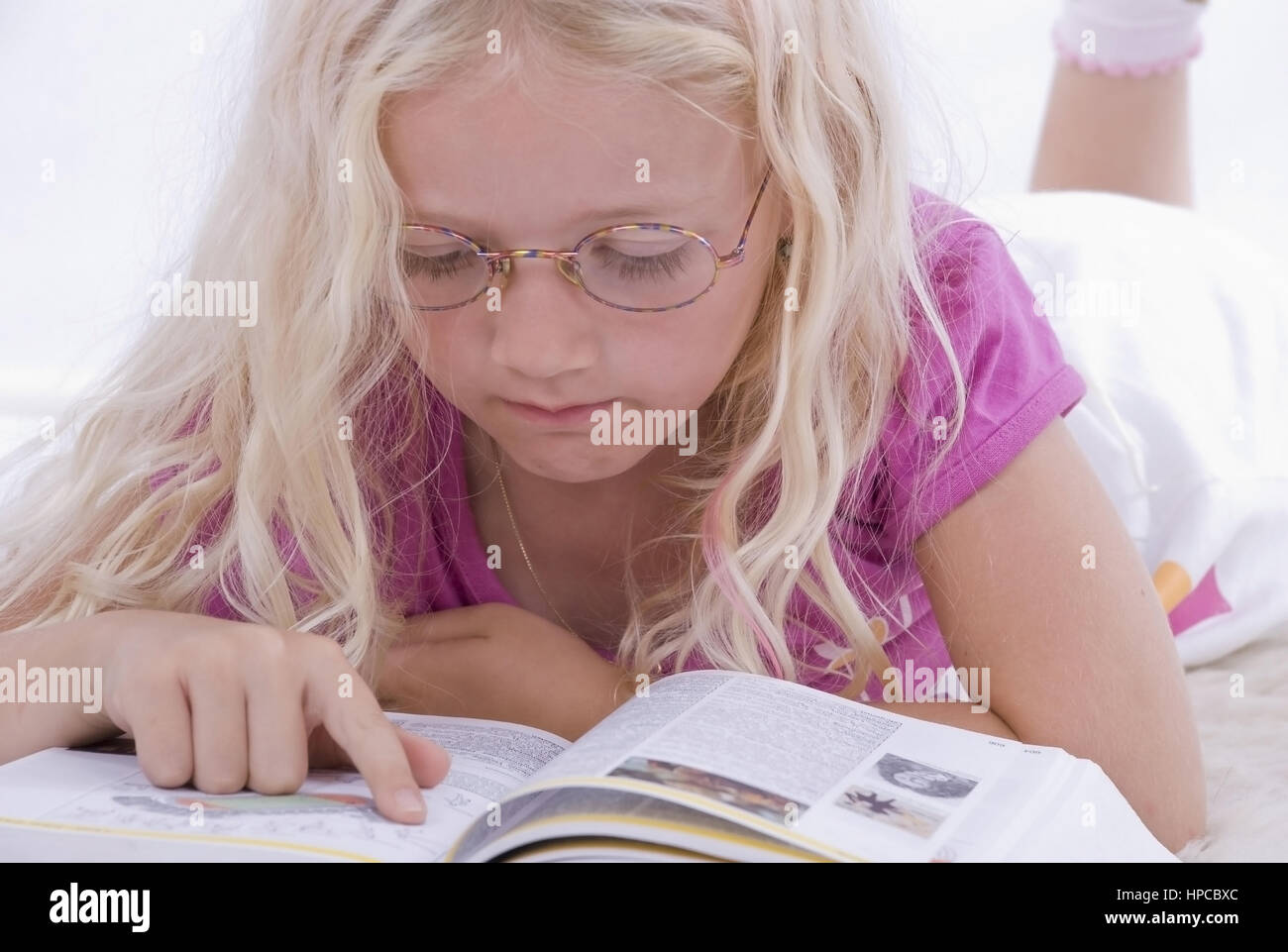 Näher, 7, liest in Einem Buch - Mädchen liest ein Buch Stockfoto