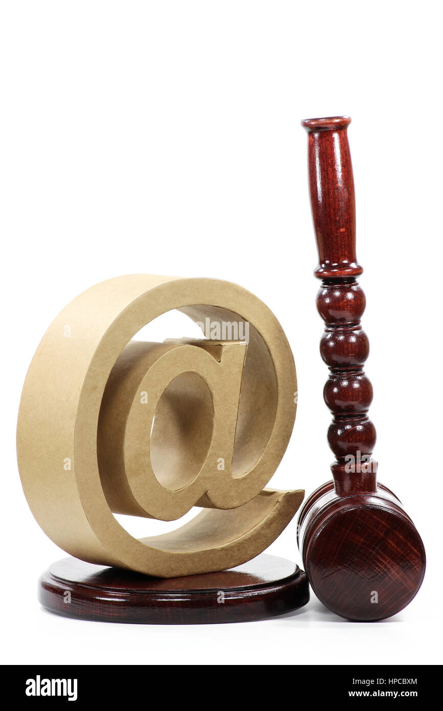 hölzerne Hammer mit at-Zeichen isoliert auf weißem Hintergrund Stockfoto