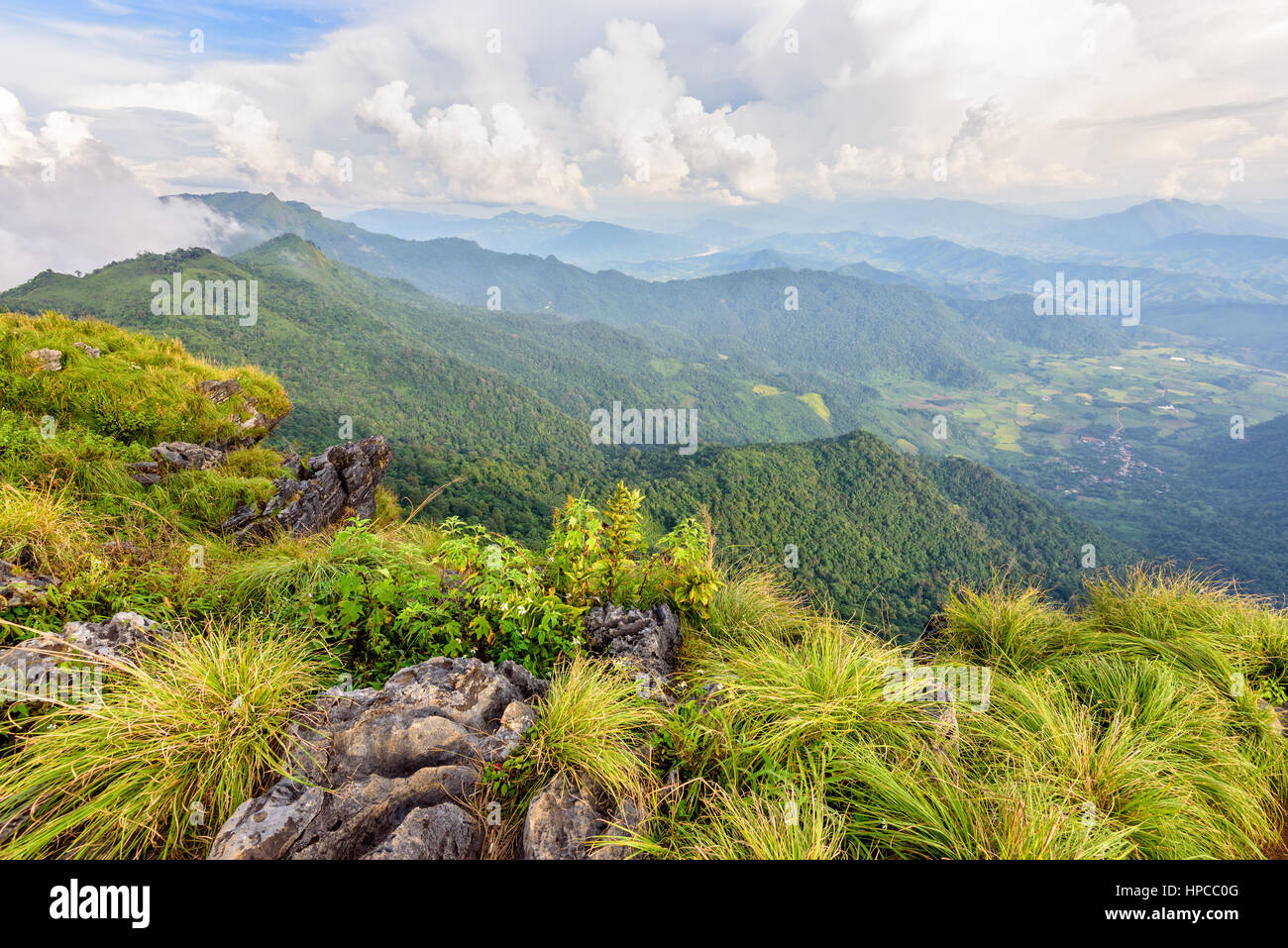 Schöne Landschaft Natur hohen Bergwald und Himmel des Bereichs Phi Pan Nam im Winter aus Sicht Phu Chi Fa Forest Park in Chiang Rai Stockfoto