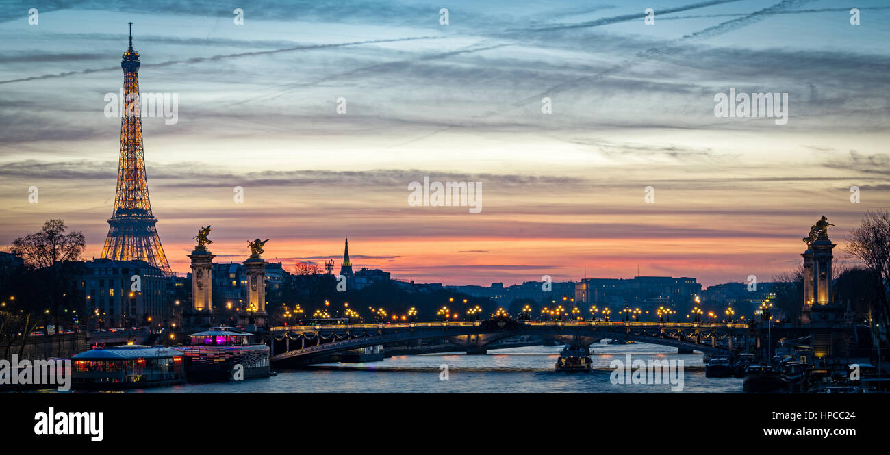 Stadtbild von Paris Tour Eiffel und Pont Alexandre III in der Dämmerung Stockfoto