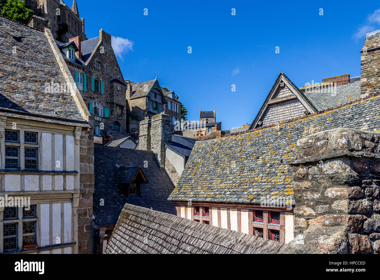 Die Dächer der Gebäude auf der kleinen Insel Stockfoto