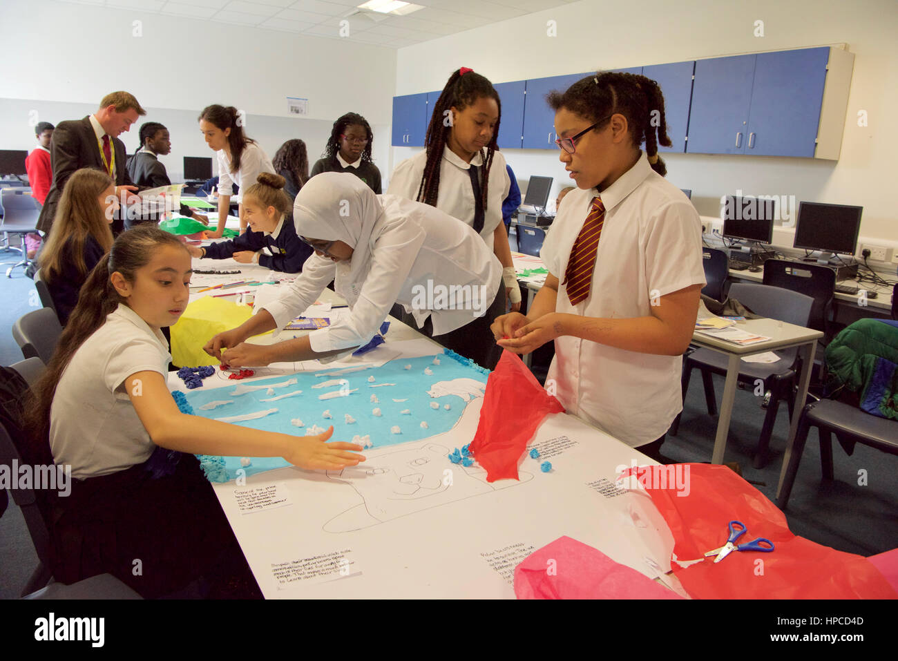 Kinder im Kunstunterricht in einer Sekundarschule in London Stockfoto