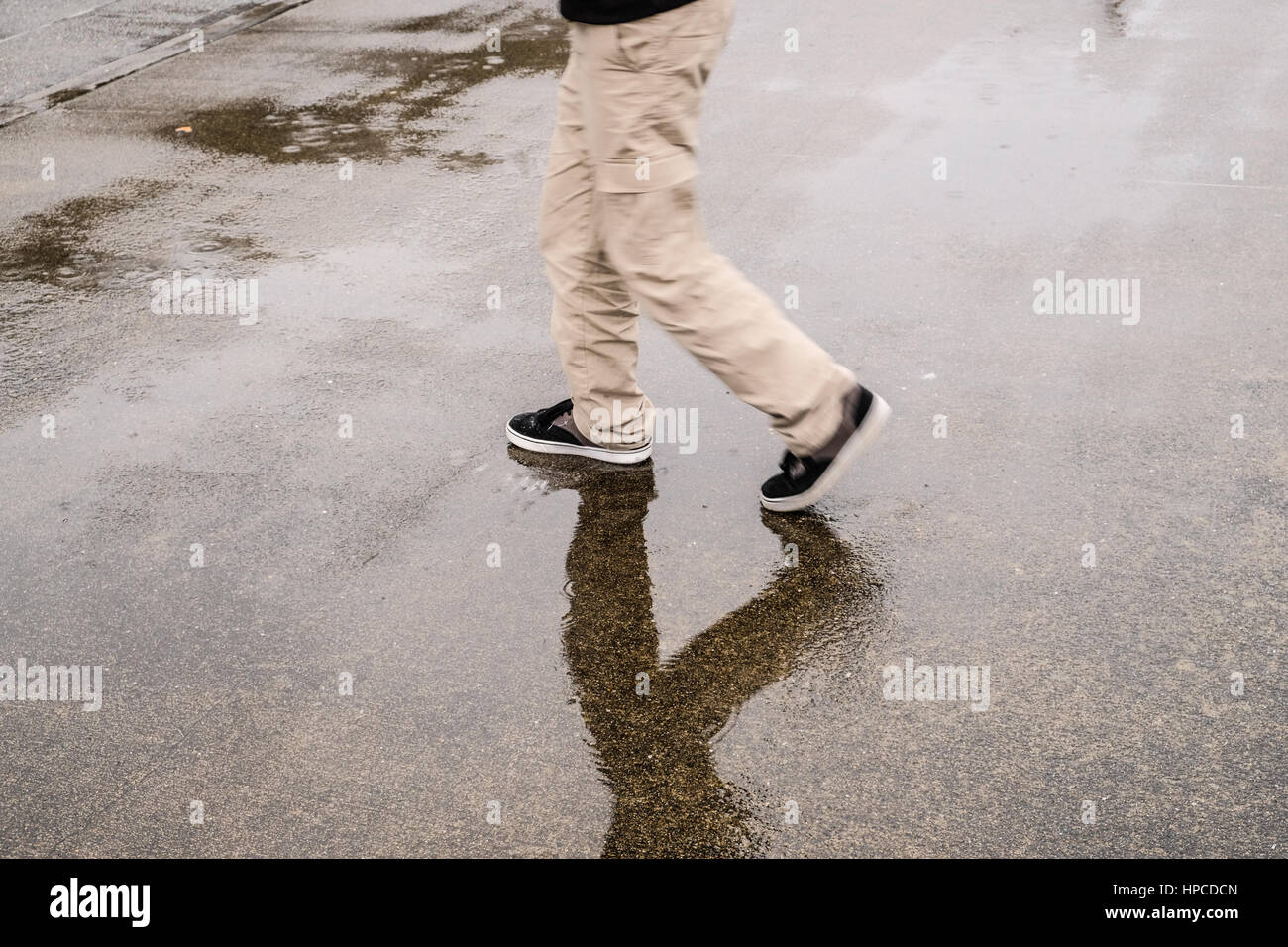 Ein Junge im Regen Stockfoto