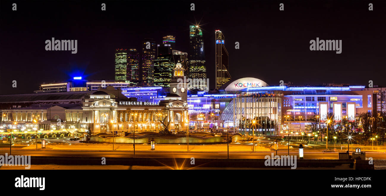 Nacht-Winterpanorama von der Moskwa-Ufer: vom Bahnhof Bahnhof, Moskau-City, Einkaufszentrum "Europäisch". Reiche bunte Illuminationen Stockfoto