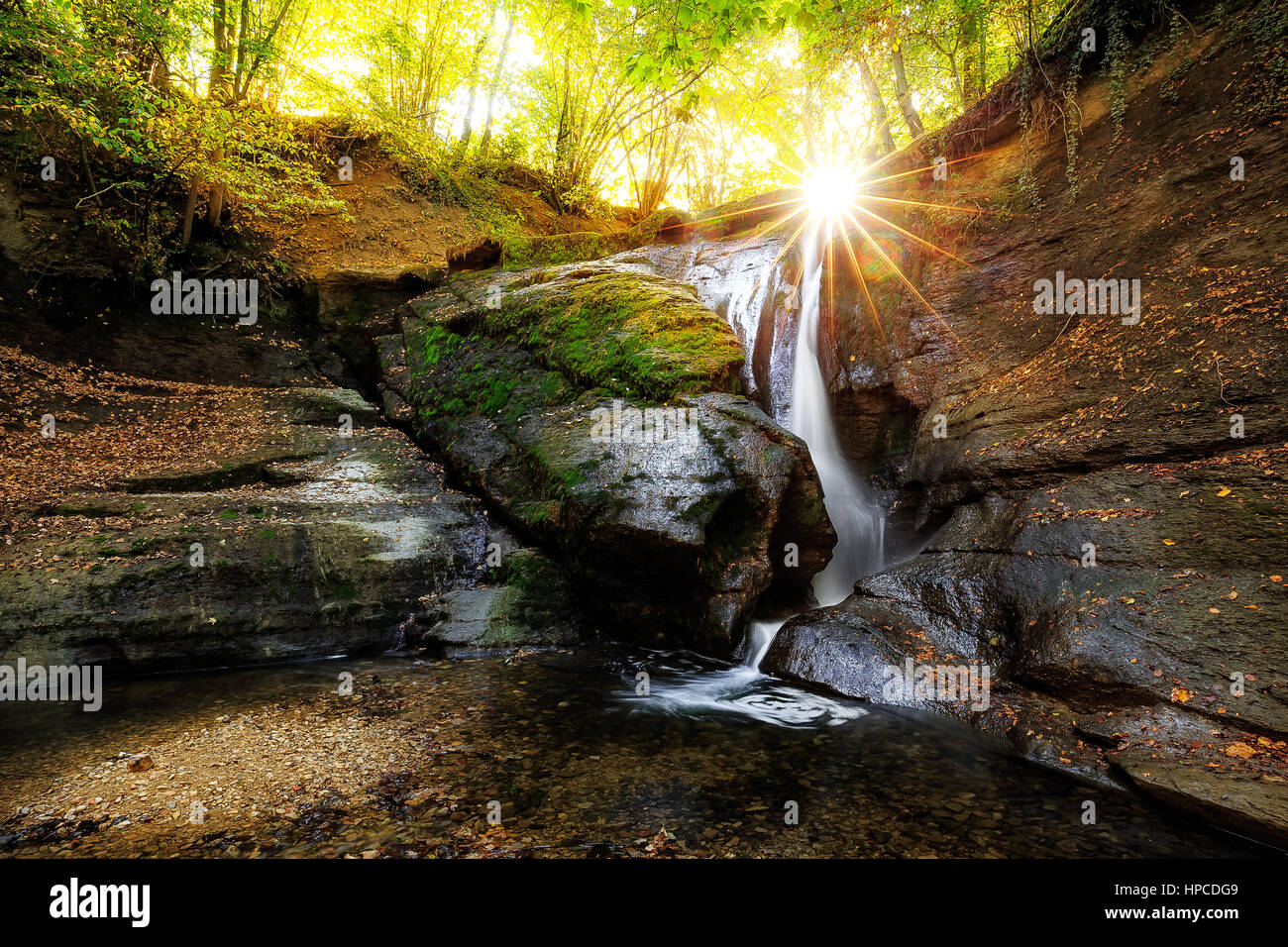 Der Wasserfall in Jungingen ist ein kleiner Wasserfall mit einer Höhe von 4 Metern Stockfoto