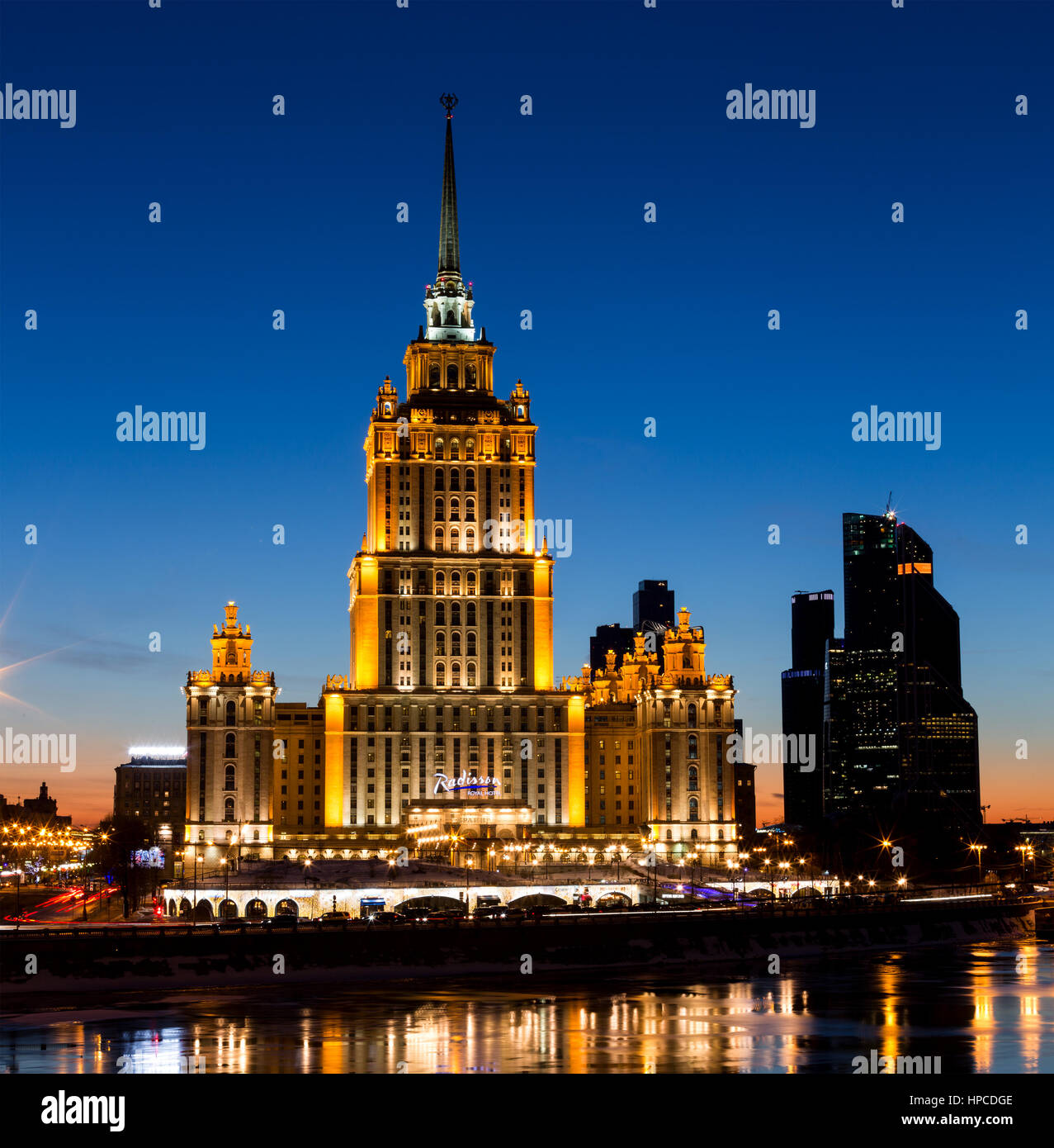 Moskau, Russland - 5. Februar 2017: Hotel Radisson Royal (ehemalige "Ukraine") und Moskau internationales Geschäftszentrum "Moscow City" - Symbole von Stalin Stockfoto