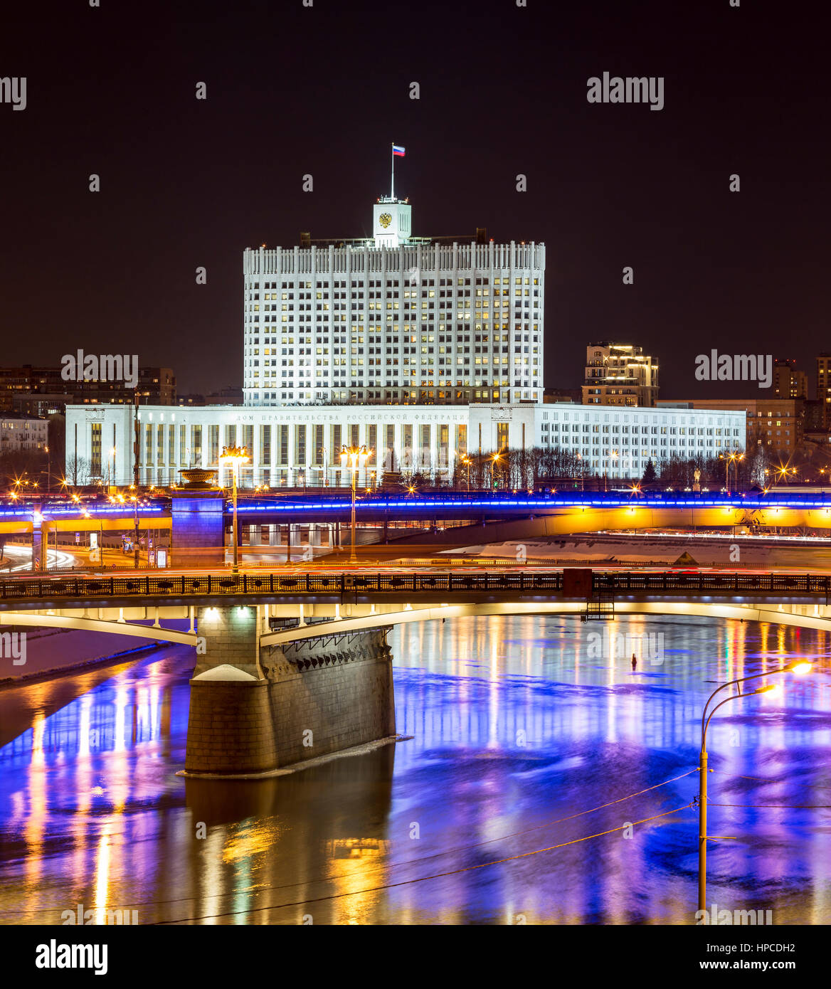 Nacht-Winterpanorama von Haus der Regierung der Russischen Föderation, Straßen- und u-Bahn Brücken über der Moskwa. Rich-Beleuchtung und reflecti Stockfoto