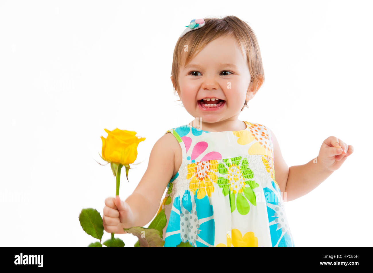 Kleine süße Mädchen mit schönen gelben Rosen, romantische Geschenk Stockfoto