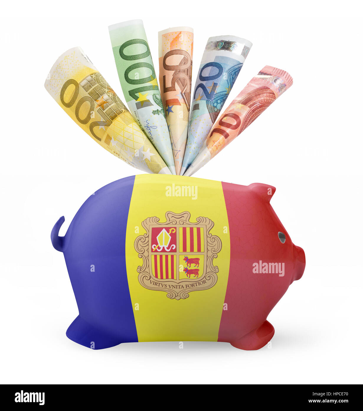 Seitlicher Blick auf ein Sparschwein mit dem Flaggendesign von Andorra und verschiedenen europäischen Banknoten. (Serie) Stockfoto