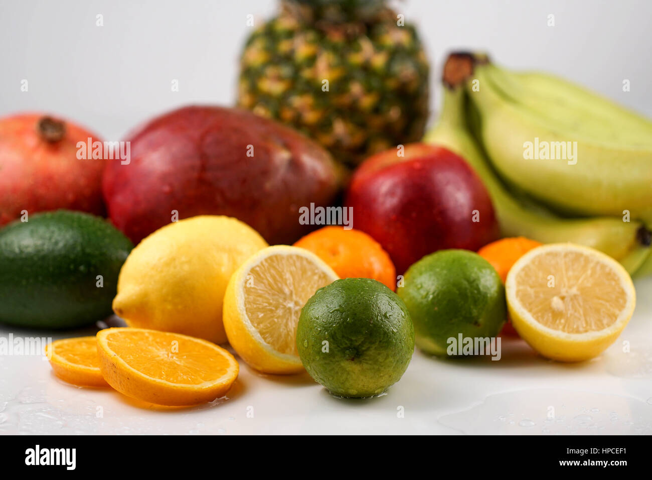 Sammlung von verschiedenen tropischen Früchten auf weißem Hintergrund Stockfoto