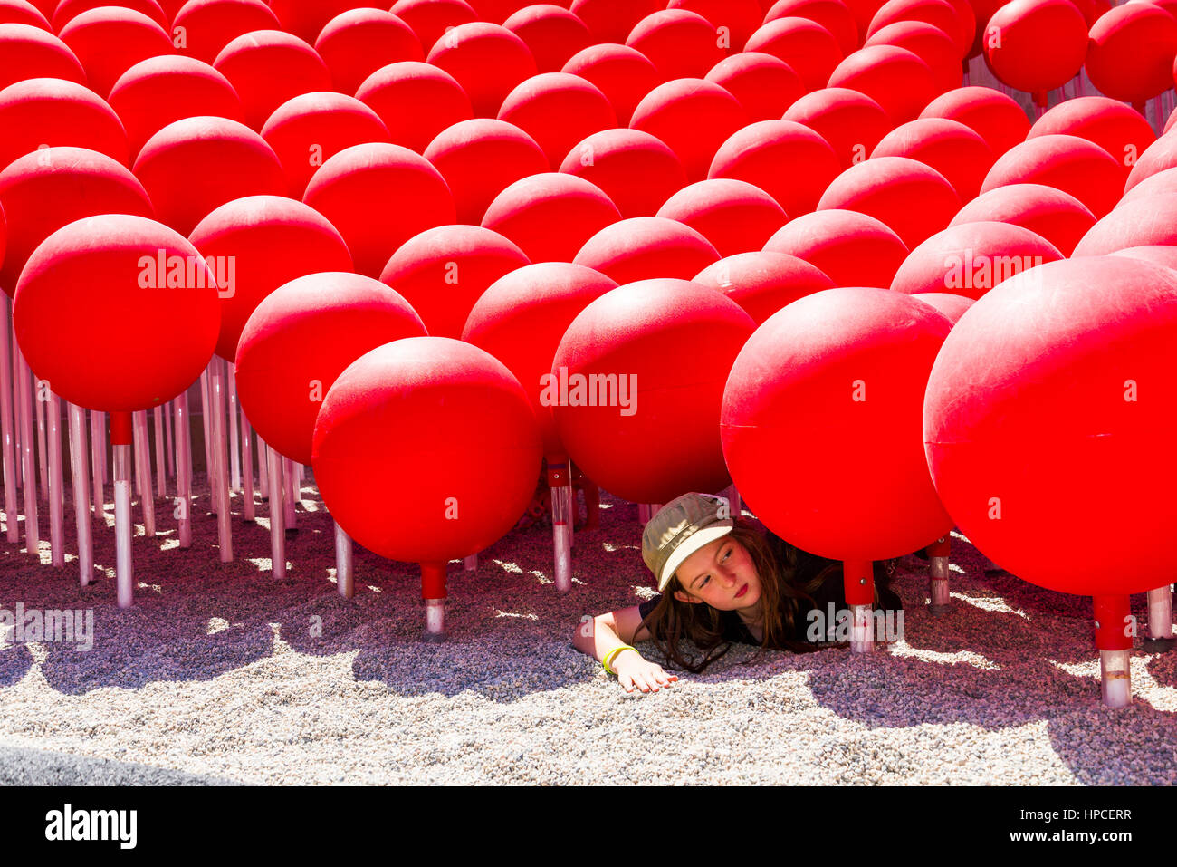 Junge (Modell freigegeben) spielt in roten Ball urbane Dichte Skulptur, Telus World of Science, Vancouver, Britisch-Kolumbien, Kanada Stockfoto