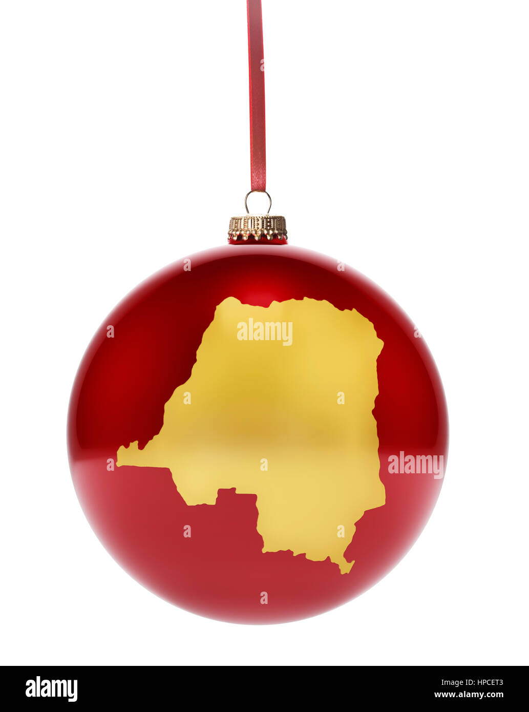 Eine hängende glänzend rote Christbaumkugel mit der goldenen Form der Demokratischen Republik Kongo. (Serie) Stockfoto