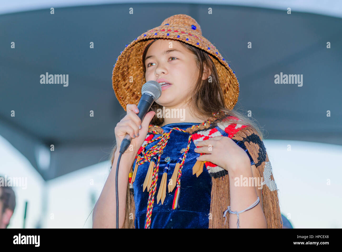 Young-Küsten-Salish-Aktivist Ta'Kaiya Blaney. spricht bei Salish Sea Sommer Gathering 2013, Molke-Ah-Wichen (Cates Park) N. Vancouver, Britisch-Kolumbien, C Stockfoto