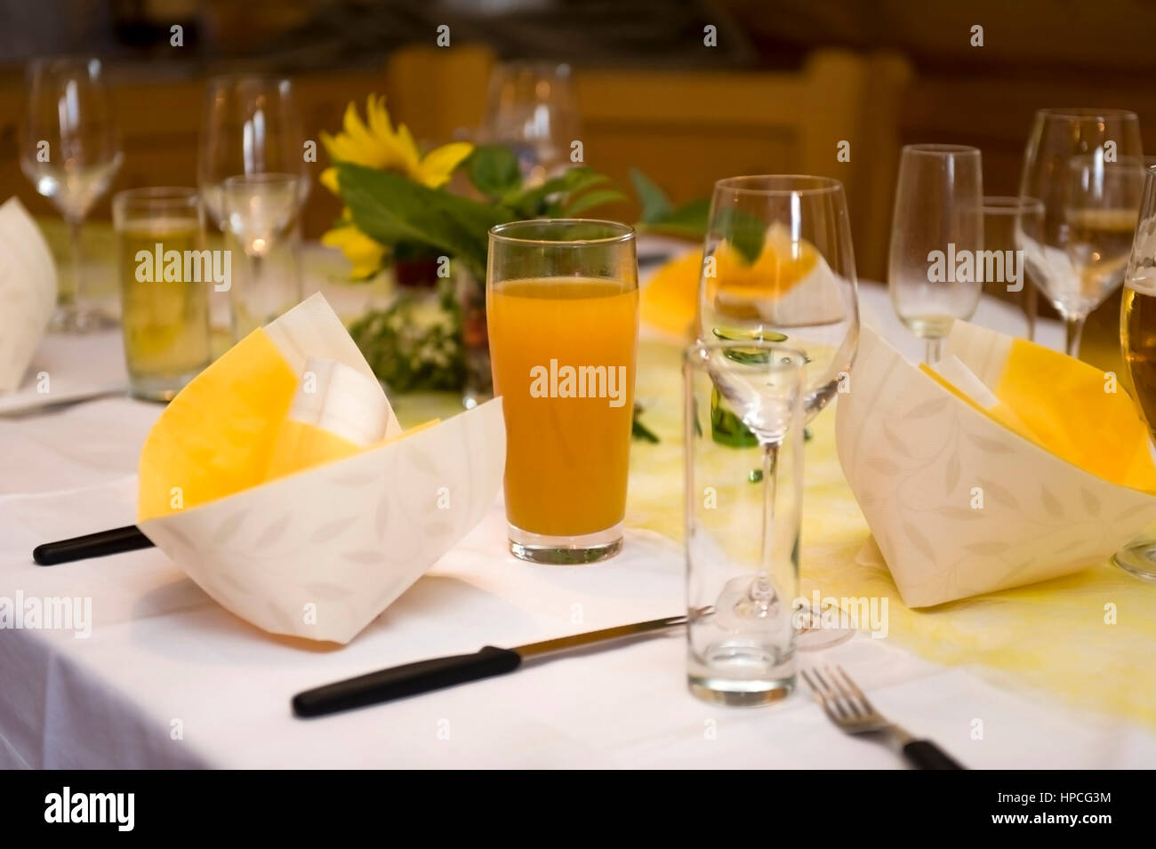 Gedeckter Tisch Mit Glaesern - gedeckter Tisch Stockfoto