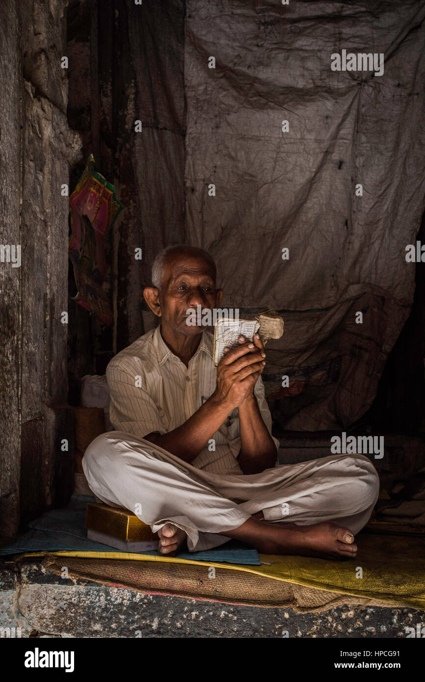 Alter Mann lesen im Schatten, Jodhpur, Indien Stockfoto