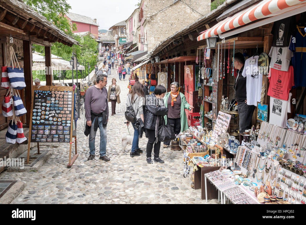 Souvenirs zum Verkauf in Altstadt Markt, Mostar, Bosnien und Herzegowina Stockfoto