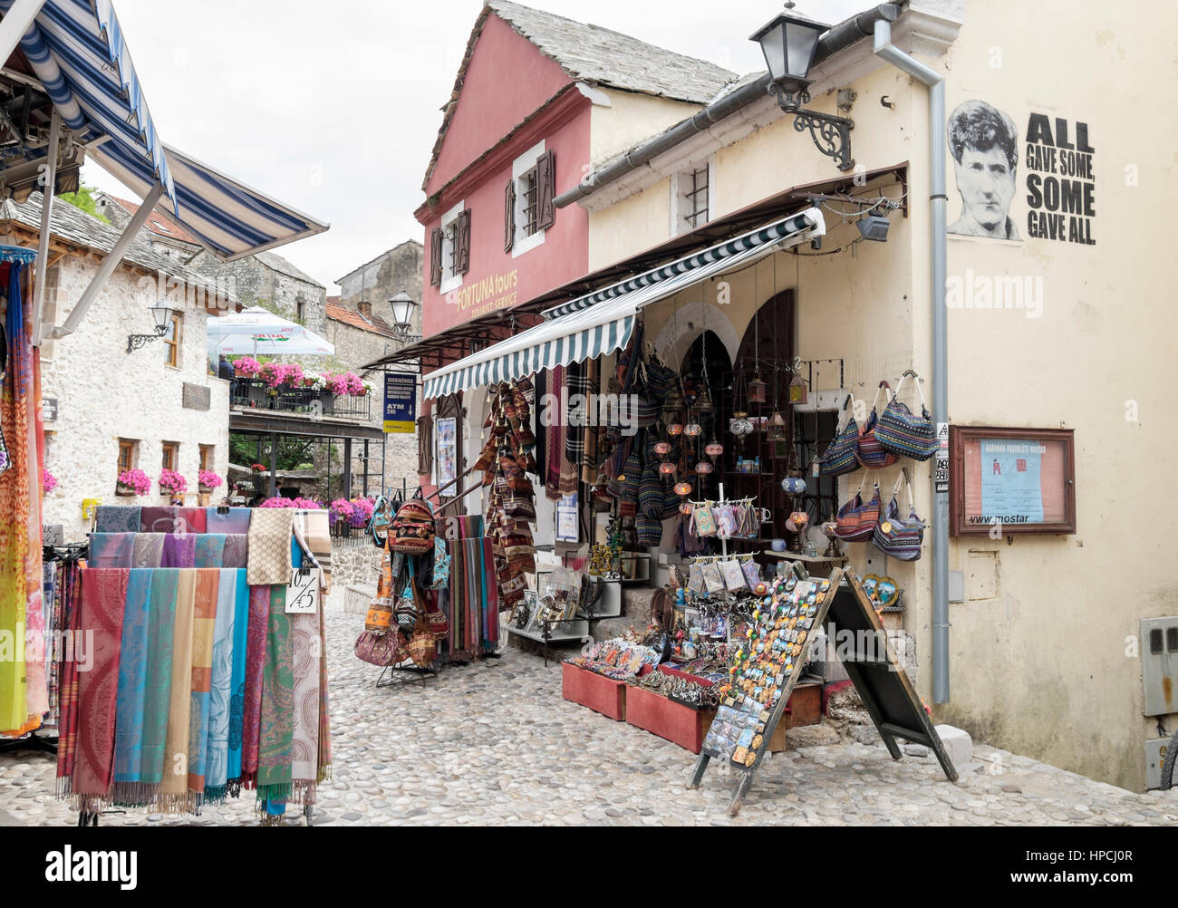 Souvenirs zum Verkauf in Altstadt Markt, Mostar, Bosnien und Herzegowina Stockfoto