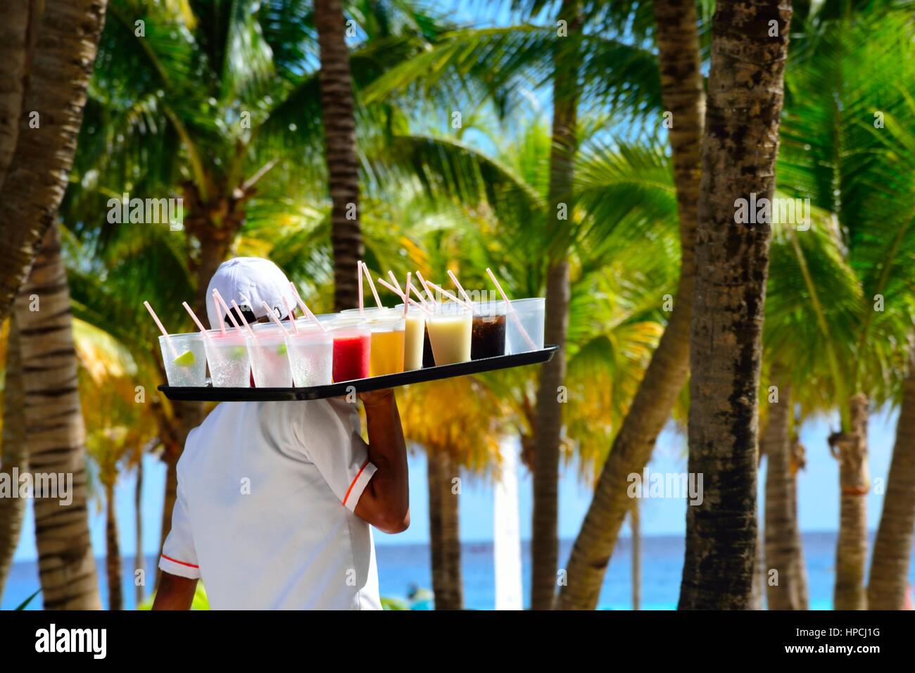 Playa del Carmen, Mexiko - 28. Januar 2017: große Tablett mit Getränken in karibischen Ferienort geliefert werden Stockfoto