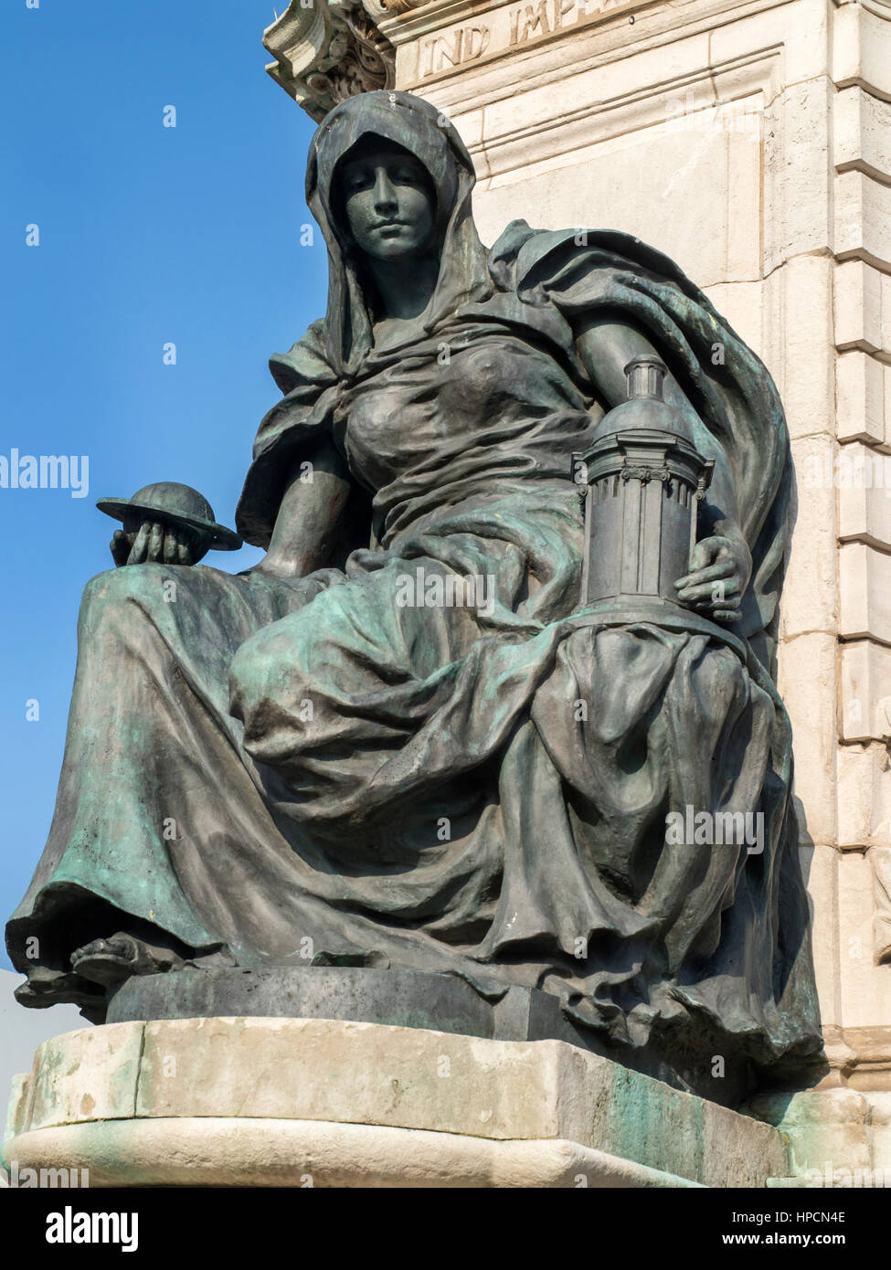 Allegorial Unterstützung Frauengestalt auf die Queen Victoria Statue von H C Fehr 1903 in Queen Victoria Square Rumpf Yorkshire England Stockfoto