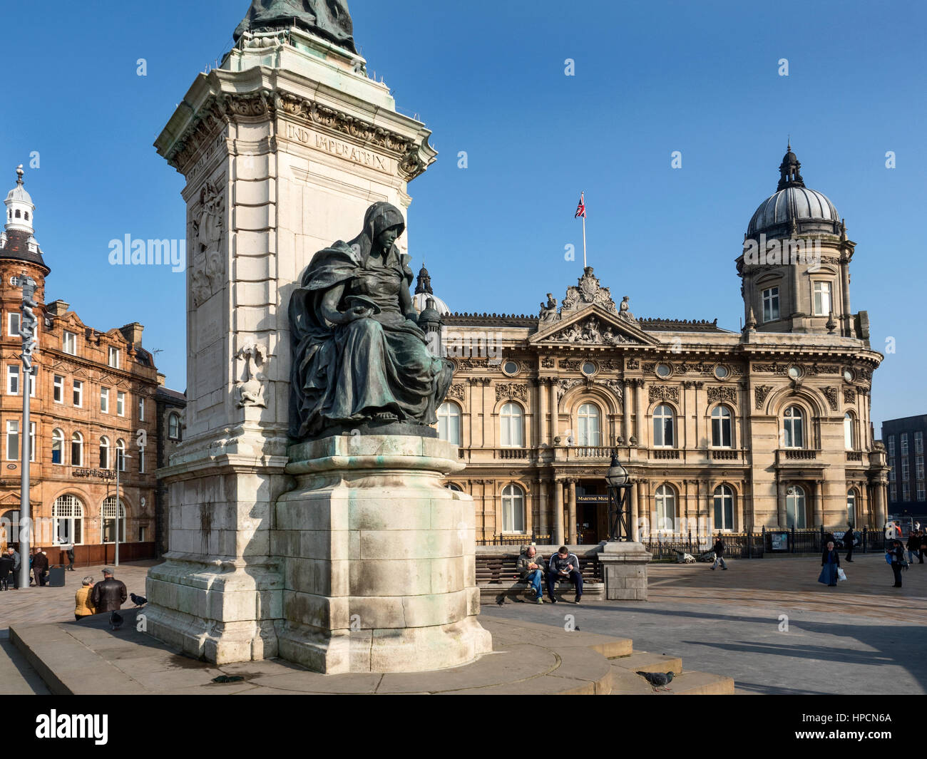 Königin Victoria Statue von H C Fehr 1903 und Schifffahrtsmuseum in Queen Victoria Square Rumpf Yorkshire England Stockfoto