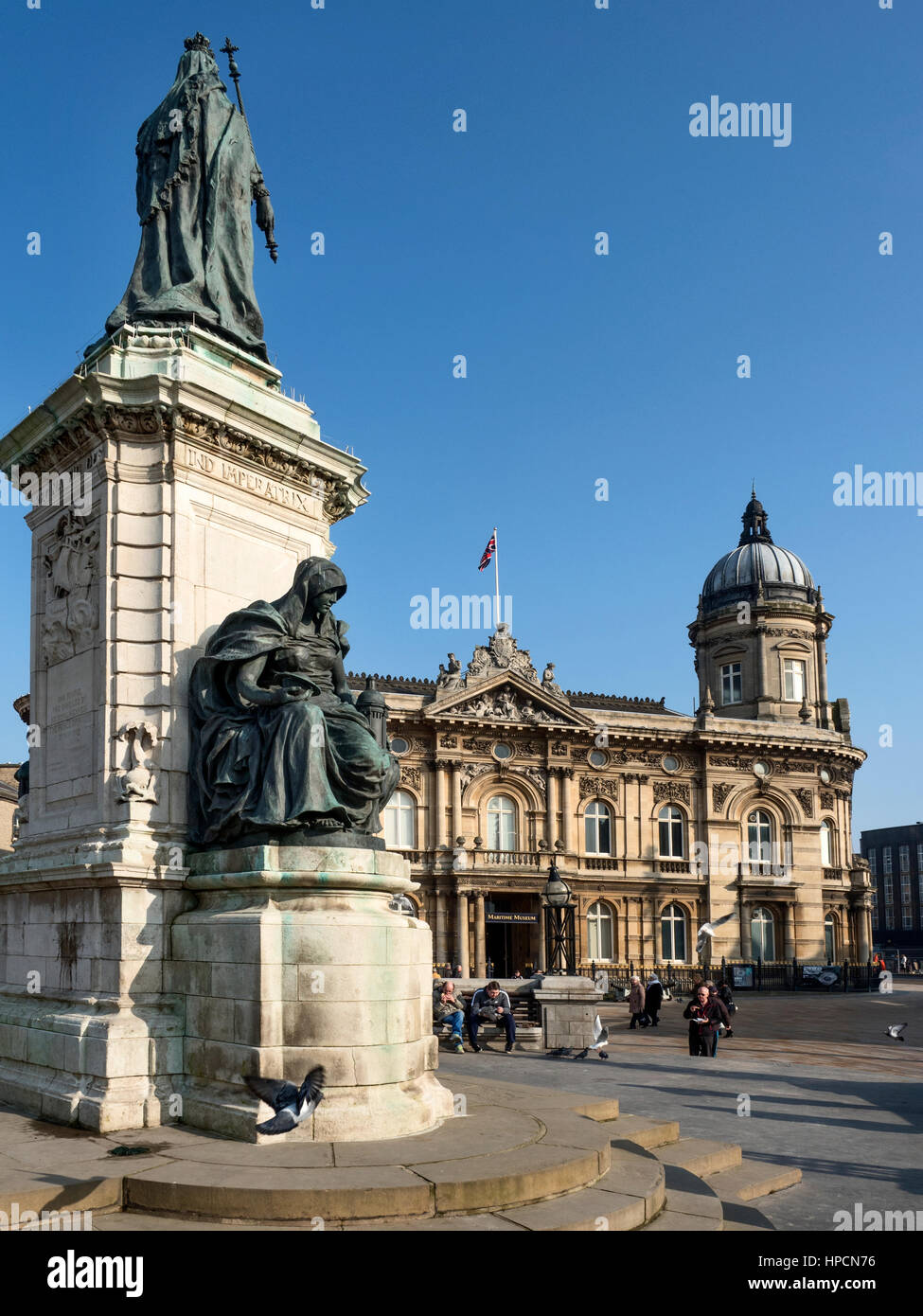 Königin Victoria Statue von H C Fehr 1903 und Schifffahrtsmuseum in Queen Victoria Square Rumpf Yorkshire England Stockfoto