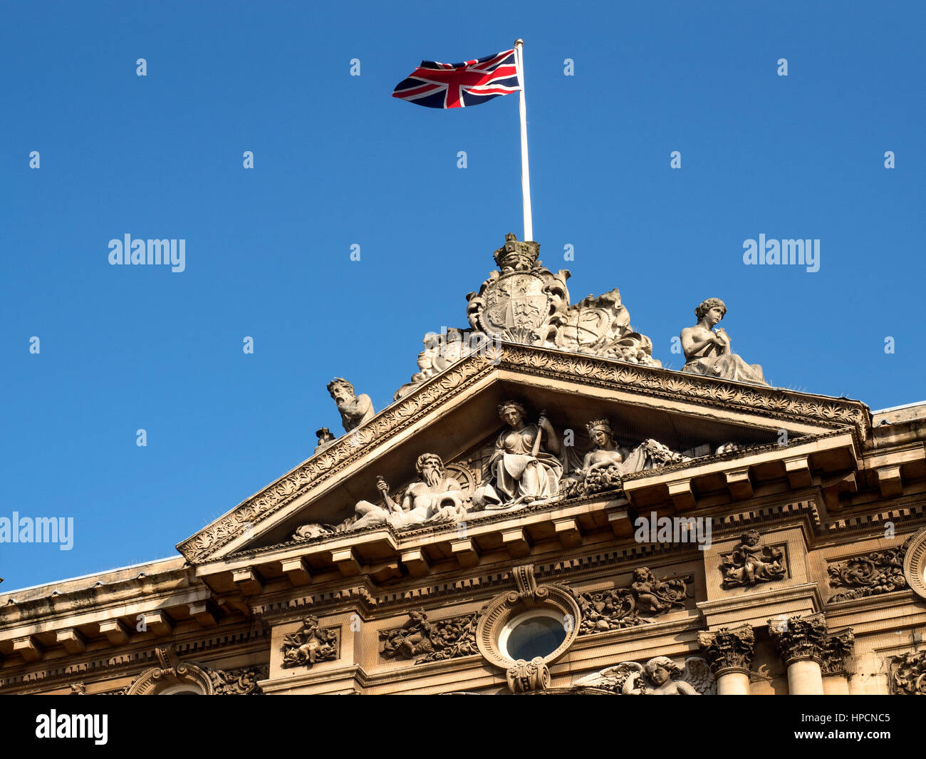 Union Jack fliegen über dem Giebel im Maritime Museum an der Queen Victoria Square Rumpf Yorkshire in England Stockfoto