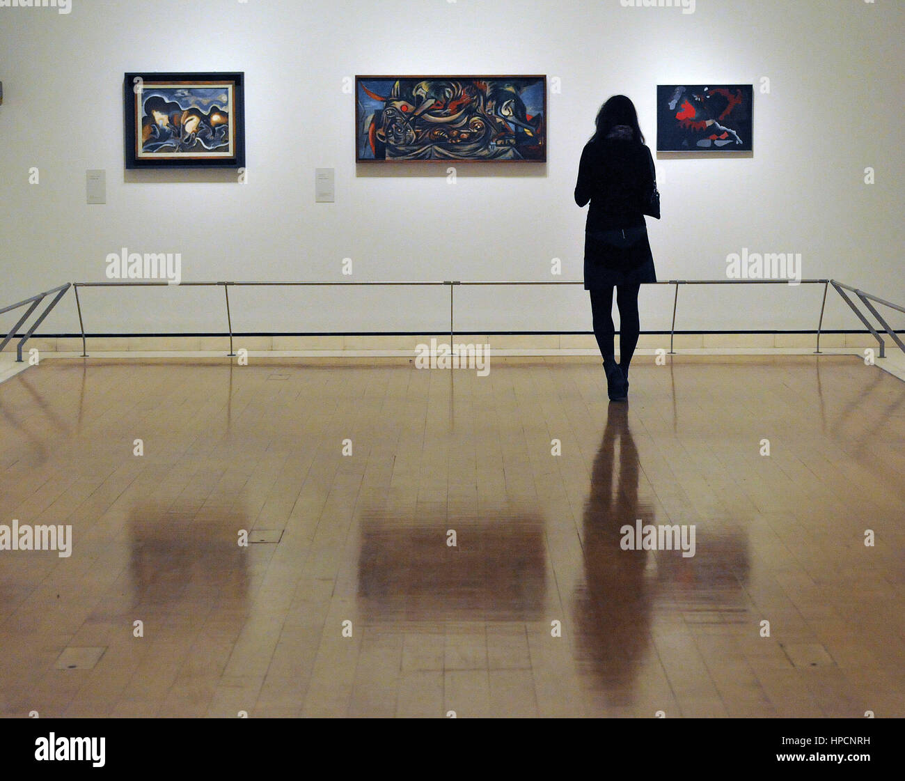 Eine Frau sieht Kunstwerk auf dem Display bei einem Fototermin in der Sackler Galerien an der Royal Academy of Arts, London, vor der Eröffnung der die ihre Amerika nach der Wende: in den 1930er Jahren Ausstellung Malerei. Stockfoto