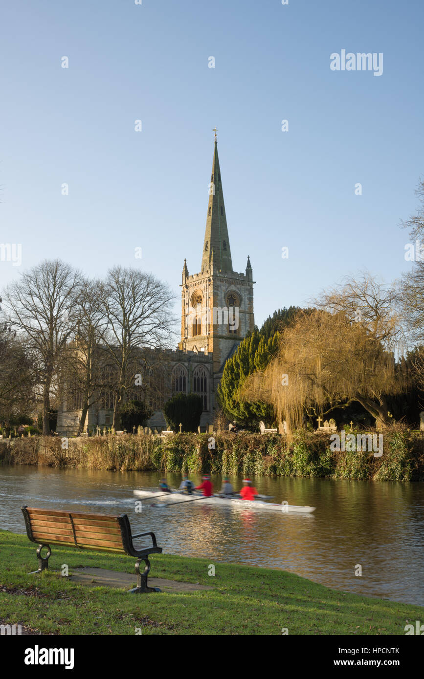 Ruderer Rudern vorbei an Holy Trinity Church entlang dem Fluß Avon in Stratford Warwickshire, England, Vereinigtes Königreich Stockfoto