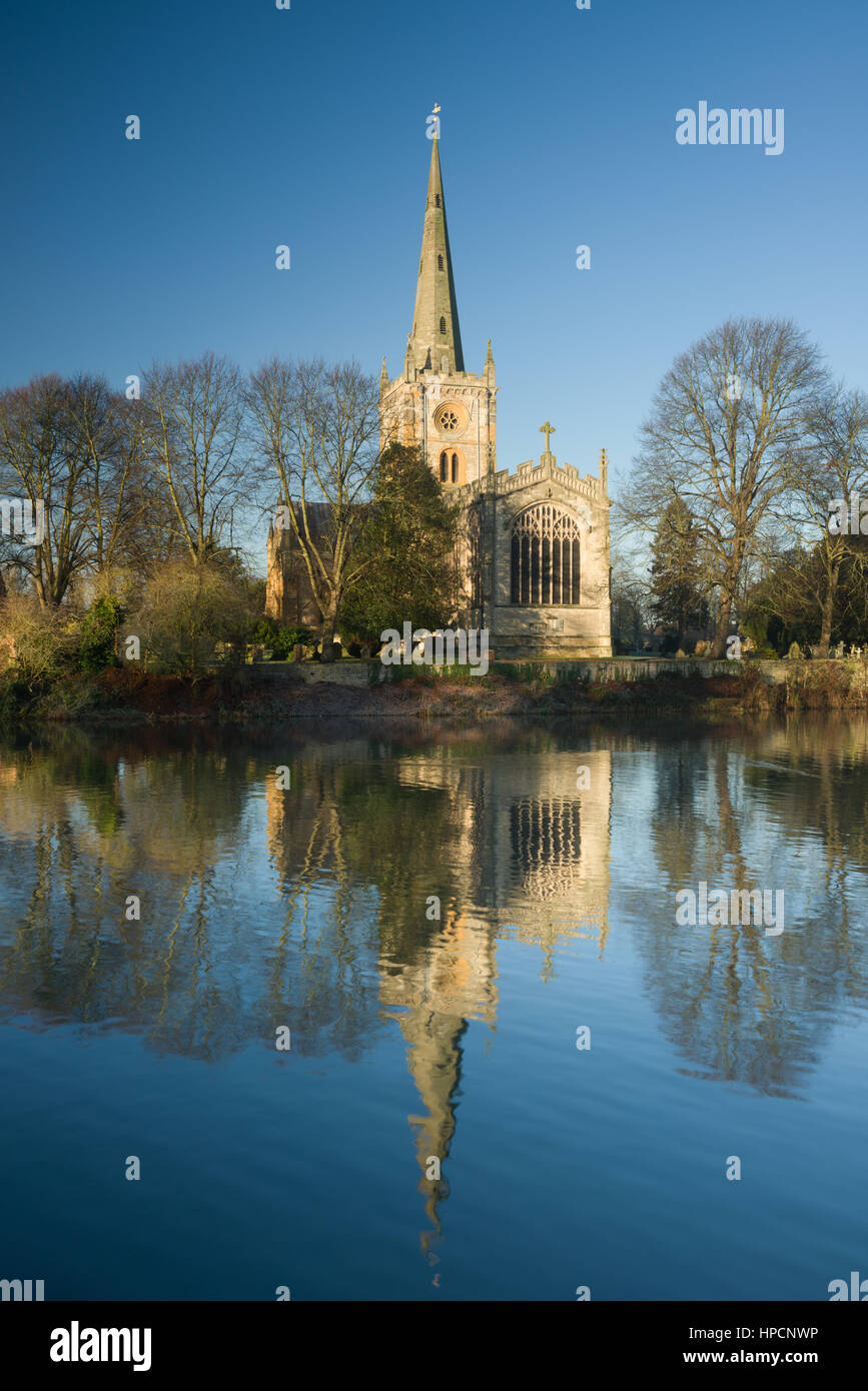Holy Trinity Church spiegelt sich in den Fluss Avon noch morgens im Winter, Stratford Warwickshire, England, United Kingdom Stockfoto