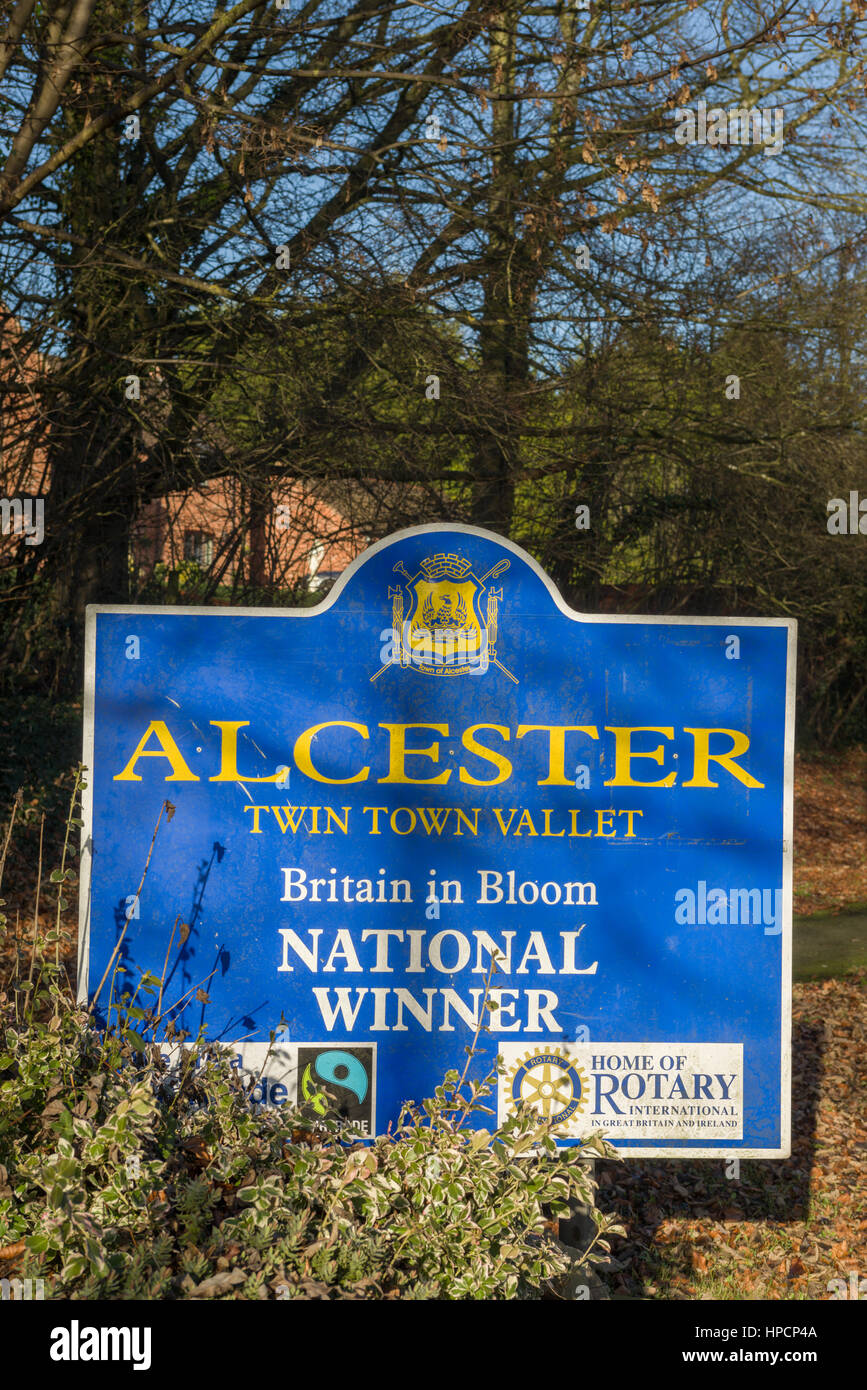 Stadt-Wegweiser für Alcester gesehen beim Betreten der historischen Marktstadt, Warwickshire, England, Vereinigtes Königreich Stockfoto