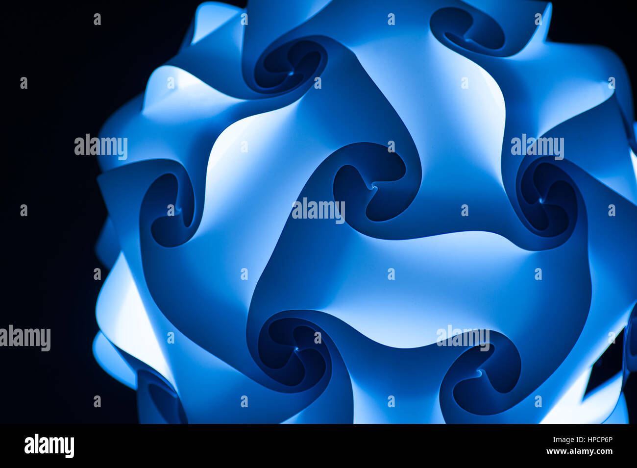 blaue abstrakte Design Kronleuchter auf einem schwarzen Hintergrund. Stockfoto