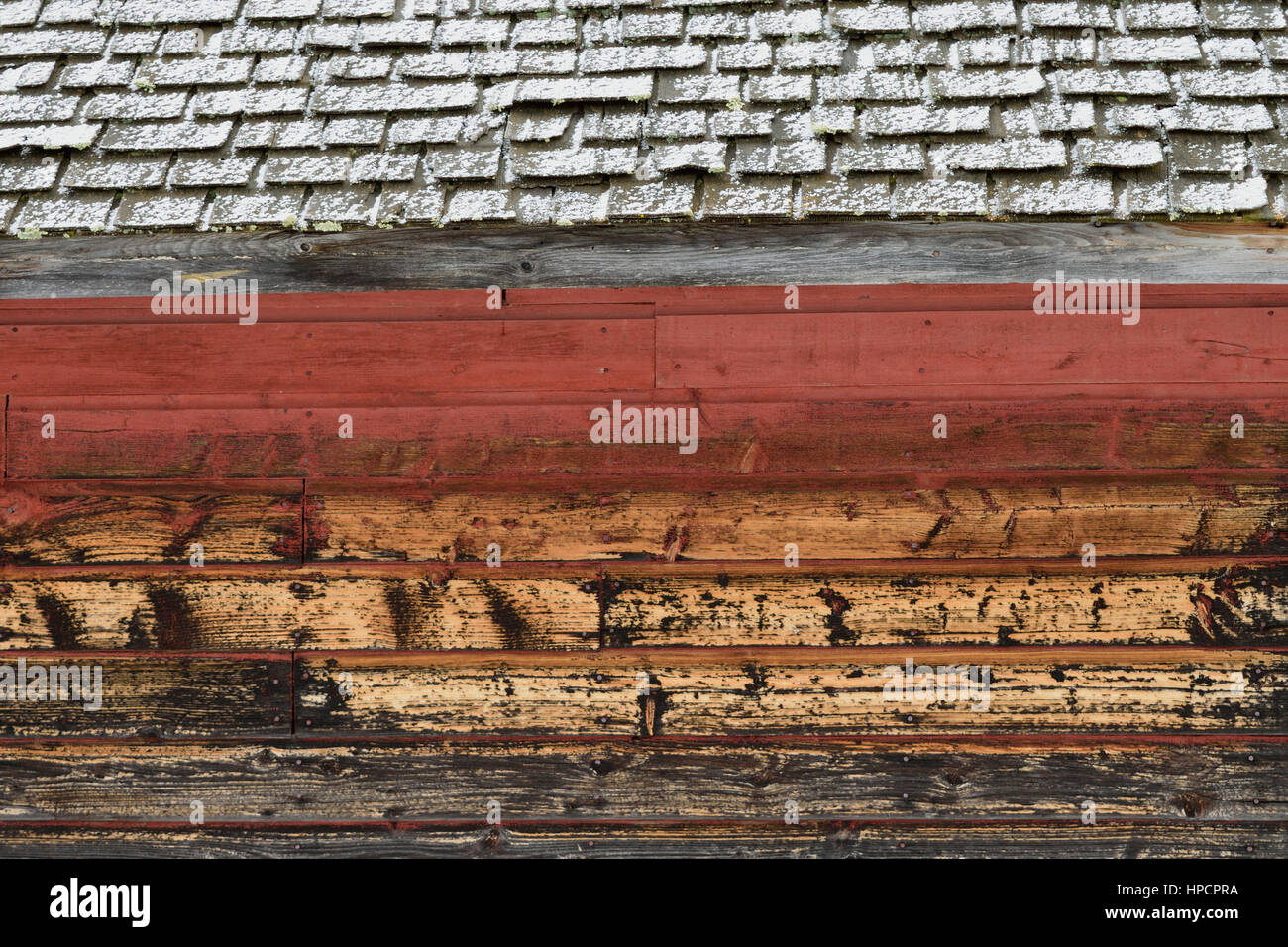 Schnee bedeckt Holzschindeln und verwitterte Scheune Holz Stockfoto