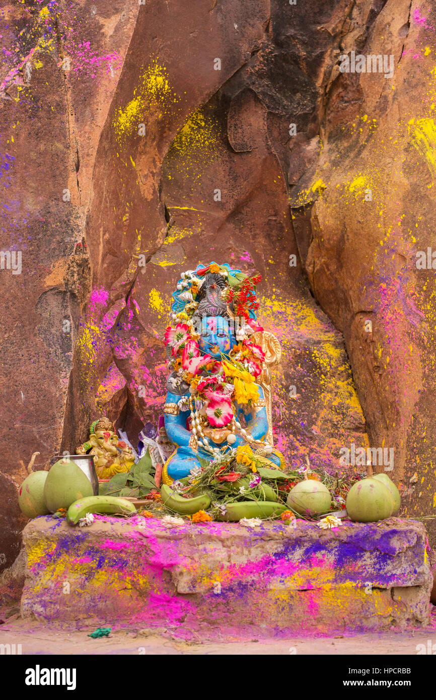 Krishna Statue mit Blumen und Opfergaben während Holi-Fest in Indien Stockfoto